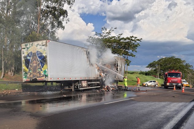 Foto 2 de 2 — Caminhão pega fogo e Washington Luís tem congestionamento em Matão